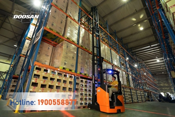 202110-ra-mat-xe-nang-reach-truck-ngoi-lai-series-9-02