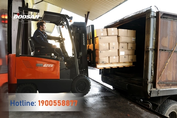 202201-xe-nang-van-chuyen-logistics-chui-container