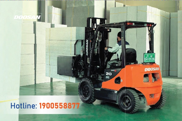 202205-xe-nang-gach-khong-nung-doosan-01