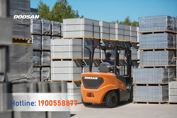202205-xe-nang-gach-khong-nung-doosan-02