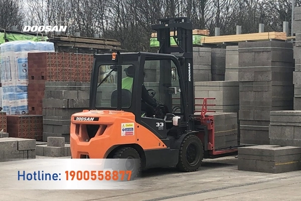 202205-xe-nang-gach-khong-nung-doosan-03
