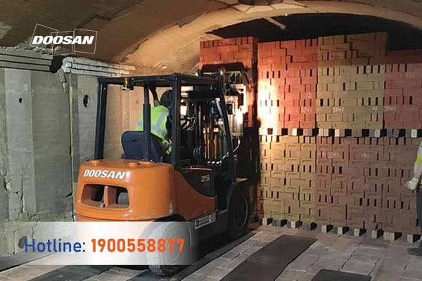 202205-xe-nang-kep-gach-tuynel-doosan-01