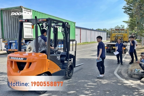 202302-ban-giao-xe-nang-cap-dien-dong-nai-xe-nang-dau-5