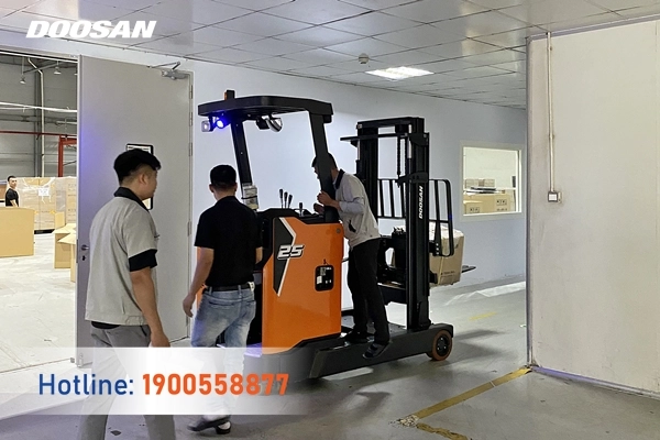 202305-ban-giao-xe-nang-dien-reach-truck-bac-ninh-4