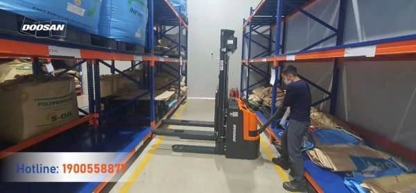 202203-ban-giao-xe-nang-tay-cao-stacker-doosan-quang-ninh-thumb