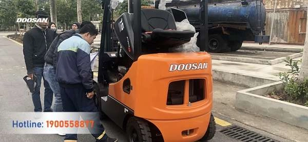 202301-ban-giao-xe-nang-dau-1-5-tan-doosan-pccc-thumb