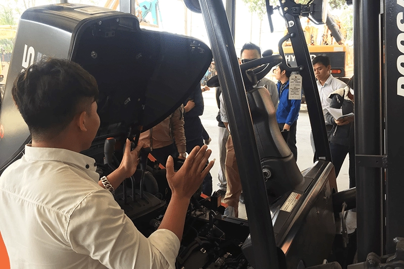 Tổ chức đào tạo chuyên sâu xe nâng Doosan cho nhân viên