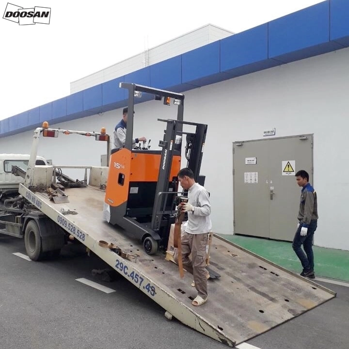 Bàn giao xe nâng Reach Truck thế hệ mới nhất 2019