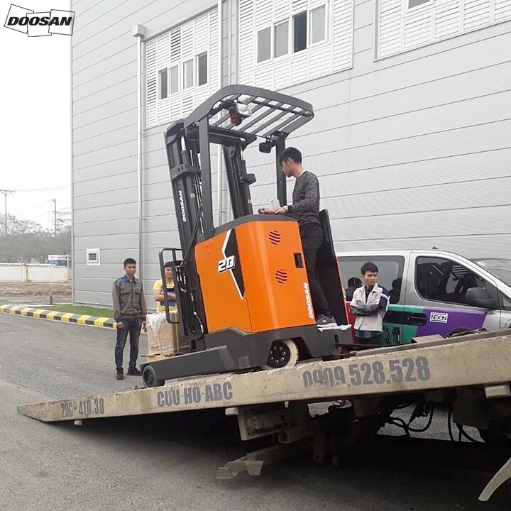 Bàn giao xe nâng Reach Truck thế hệ mới nhất 2019