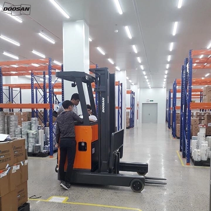 Bàn giao xe nâng Reach Truck thế hệ mới nhất 2019