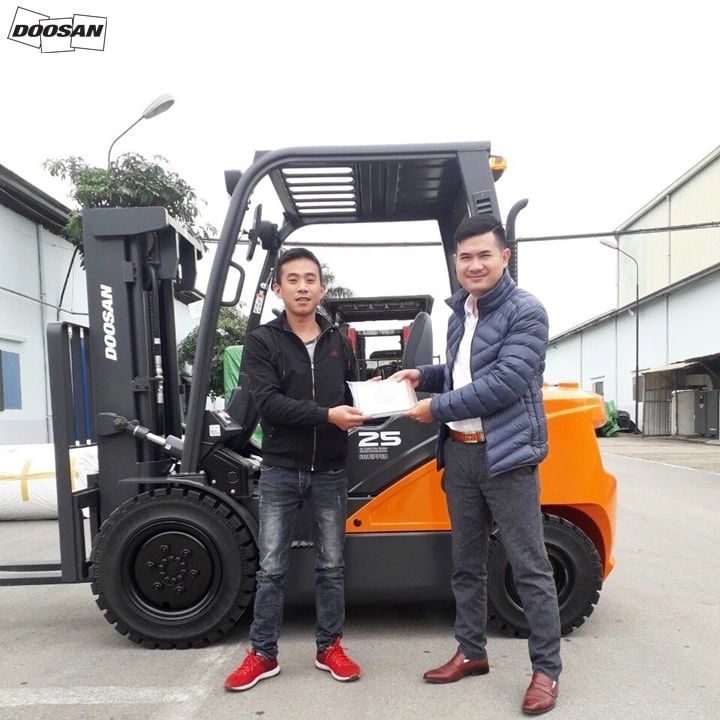 Bàn giao xe nâng Reach Truck thế hệ mới nhất 2019