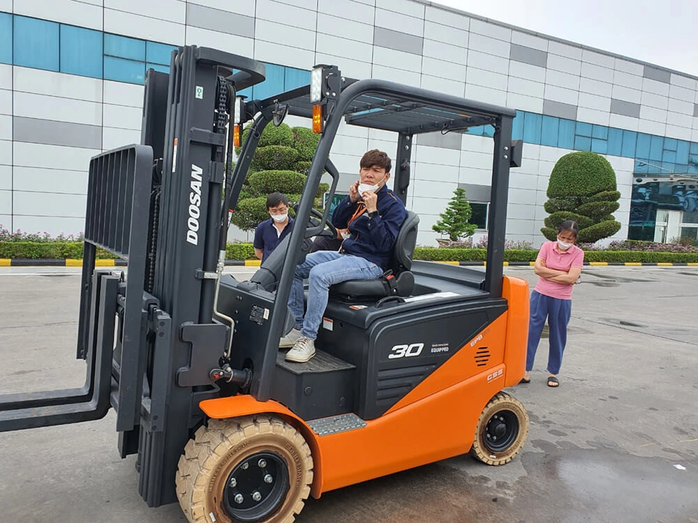 khách hàng lái thử xe nâng điện 3 - 3.5 tấn Doosan