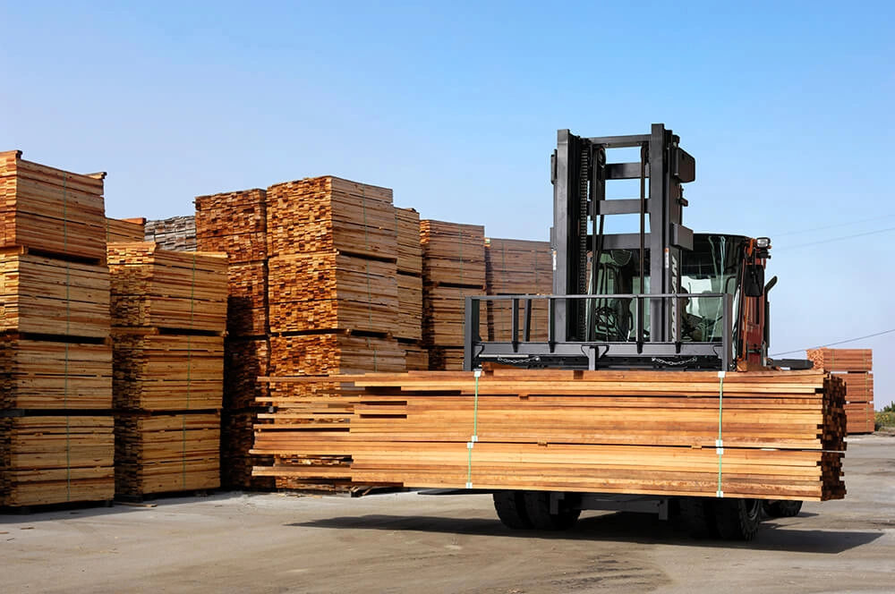 nhà máy chế biến gỗ sử dụng xe nâng dầu