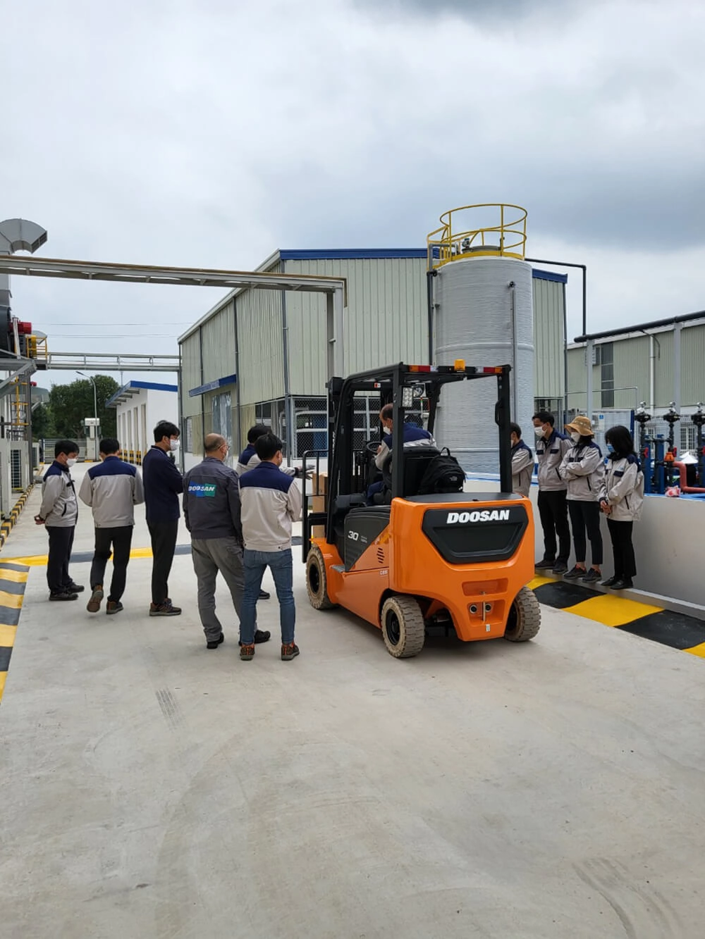 xe nâng điện 3 tấn Doosan bàn giao cho công ty Phúc Hưng