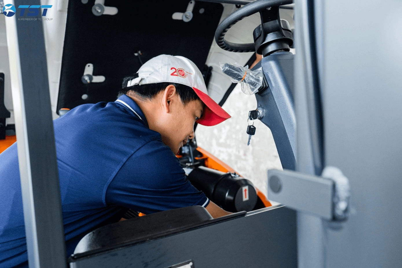 Xe nâng Doosan Việt Nam sửa chữa xe nâng cho khách hàng