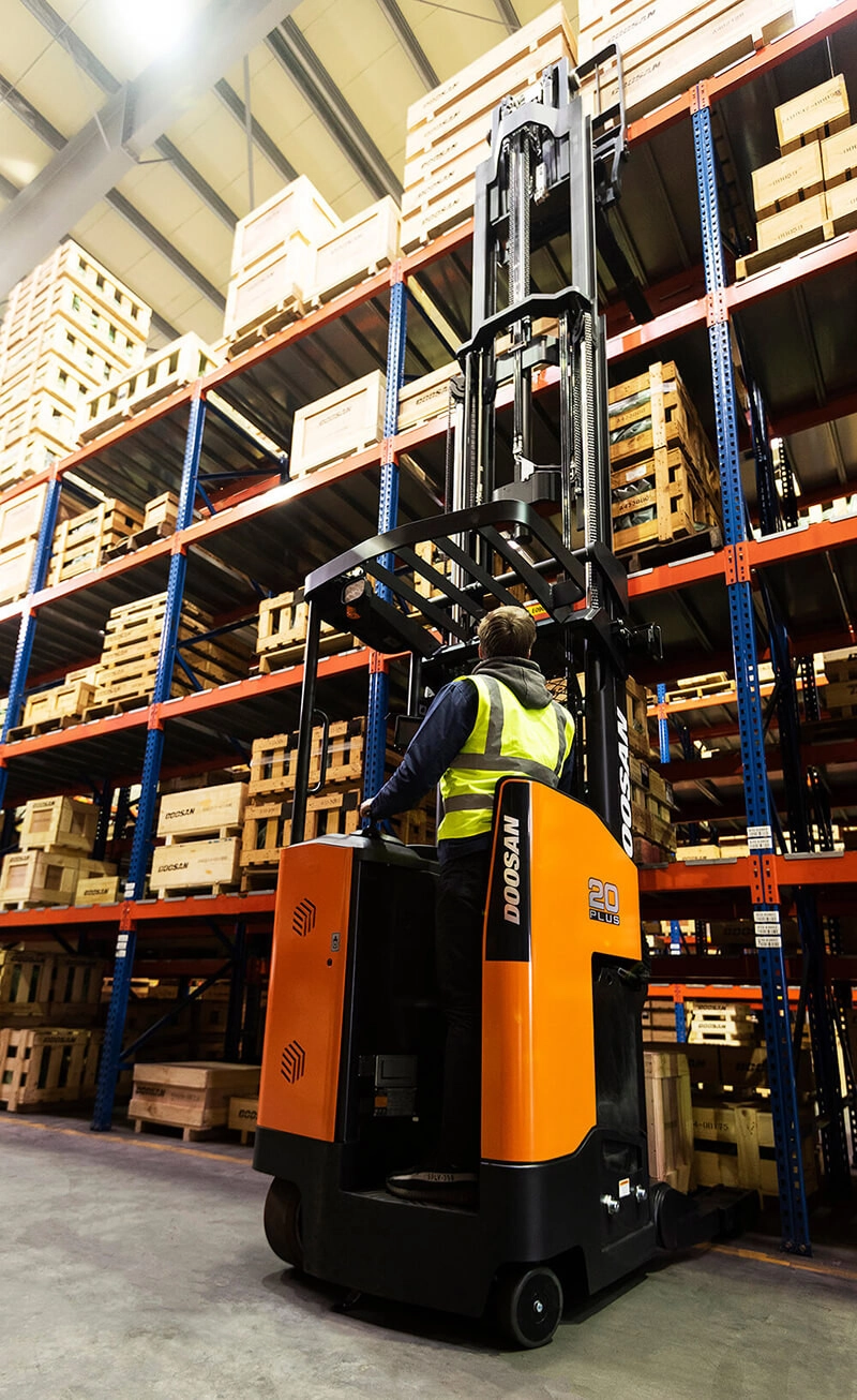 Xe nâng điện đứng lái reach truck