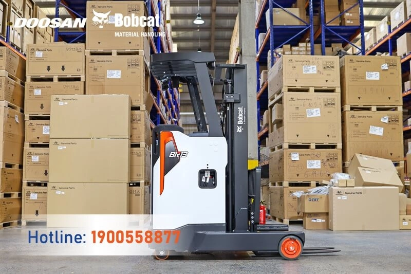 202504-an-toan-khi-su-dung-ac-quy-xe-nang-dien-bobcat-1