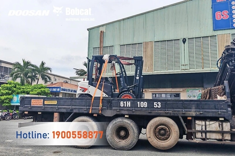 202507-ban-giao-3-xe-nang-dau-3-tan-d30s-7-bobcat-1