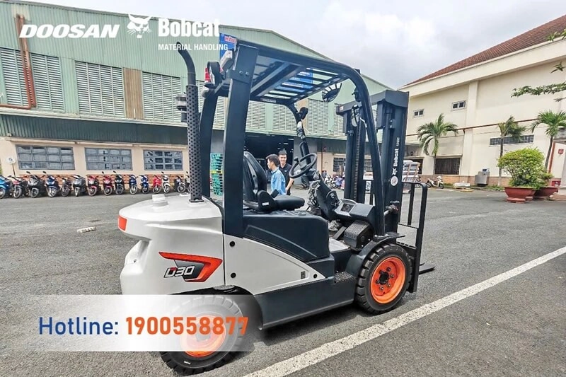 202507-ban-giao-3-xe-nang-dau-3-tan-d30s-7-bobcat-3