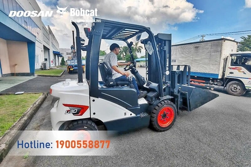 202507-ban-giao-3-xe-nang-dau-3-tan-d30s-7-bobcat-5