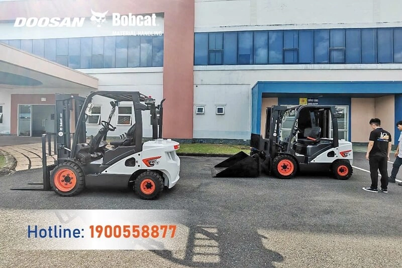 202507-ban-giao-3-xe-nang-dau-3-tan-d30s-7-bobcat-7