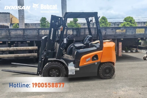 Bàn giao 02 xe nâng dầu 3 tấn Doosan D30NXP cho ngành nhựa Đồng Nai
