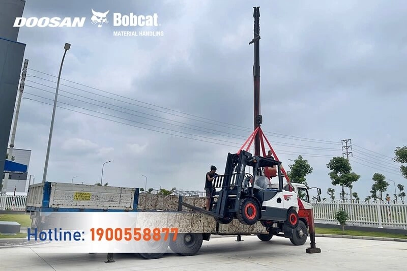 202508-ban-giao-xe-nang-dau-5-tan-bobcat-dau-tien-tai-vn-1