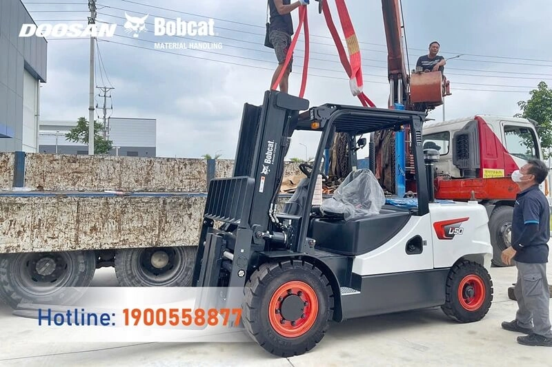 202508-ban-giao-xe-nang-dau-5-tan-bobcat-dau-tien-tai-vn-2