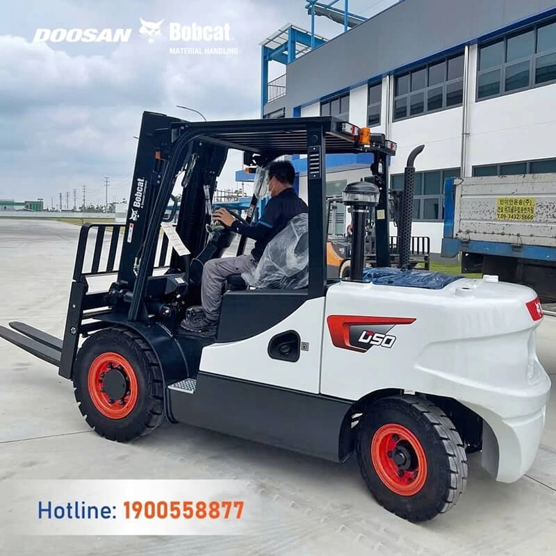 202508-ban-giao-xe-nang-dau-5-tan-bobcat-dau-tien-tai-vn-3