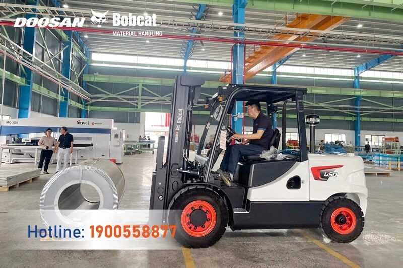 202508-ban-giao-xe-nang-dau-5-tan-bobcat-dau-tien-tai-vn-5