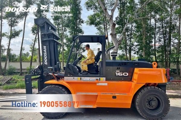 202508-ban-giao-xe-nang-dau-doosan-16-tan-tst-corporation-1