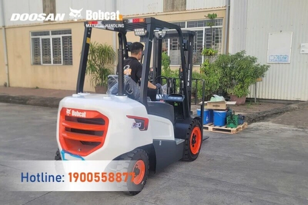 Bàn giao xe nâng dầu 3 tấn Bobcat D30NXP tại Hưng Yên