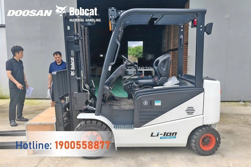 202509-ban-giao-xe-nang-dien-3-tan-bobcat-doanh-nghiep-viet-2