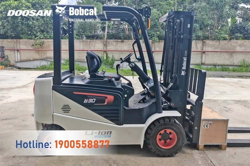 202509-ban-giao-xe-nang-dien-3-tan-bobcat-doanh-nghiep-viet-3