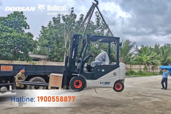 Doanh nghiệp Việt tại Bình Dương tiên phong chọn xe nâng điện 3 tấn Bobcat