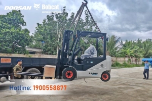 202509-ban-giao-xe-nang-dien-3-tan-bobcat-doanh-nghiep-viet-4