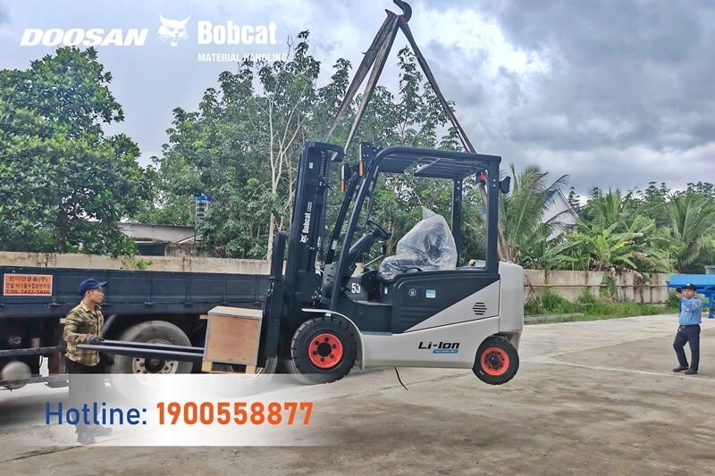 202509-ban-giao-xe-nang-dien-3-tan-bobcat-doanh-nghiep-viet-4