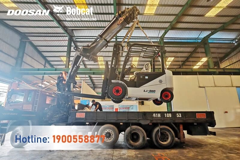 202509-ban-giao-xe-nang-dien-3-tan-bobcat-doanh-nghiep-viet-5