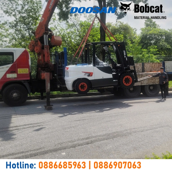 ban-giao-xe-nang-dau-5-tan-bobcat-d50sc-5-tai-hung-yen-t102025