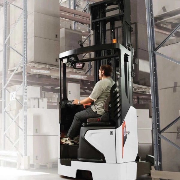 xe-nang-reach-truck-ngoi-lai-15-25-tan-bobcat-1