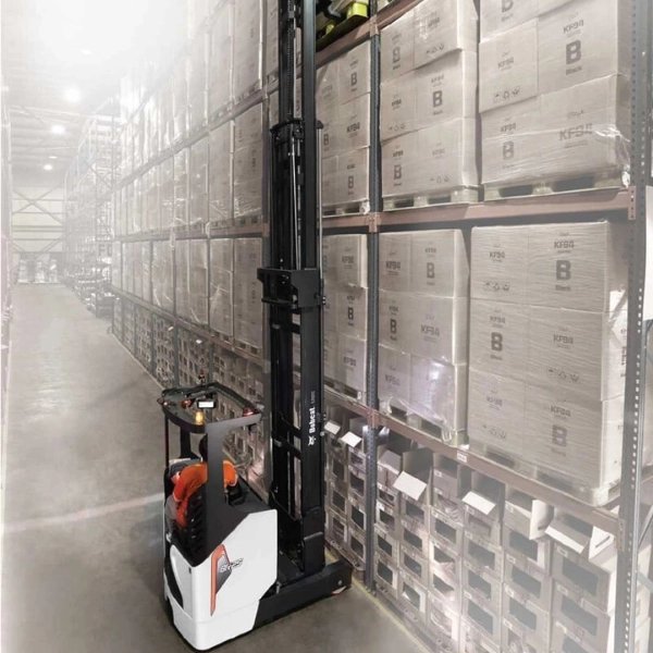 xe-nang-reach-truck-ngoi-lai-15-25-tan-bobcat-2